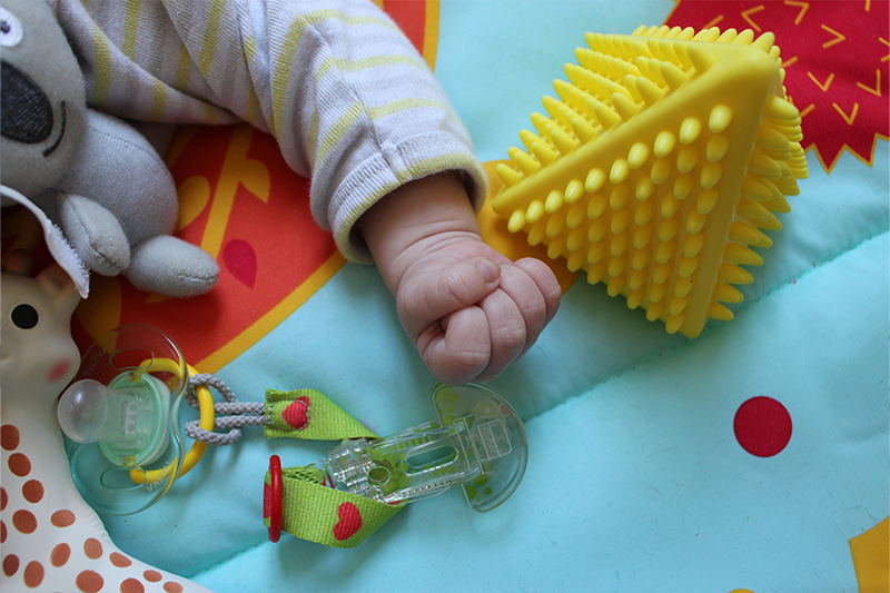 bras d'un bébé endormi 