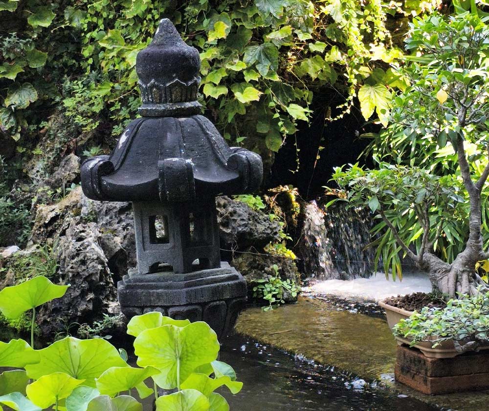 Jardin à l'ambiance apaisante avec bassin de Villeneuve-lez-avignon